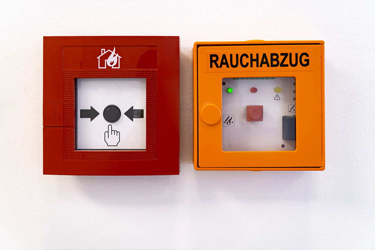 Rauchwärme&shy;abzug bei Muster Elektro in Musterstadt